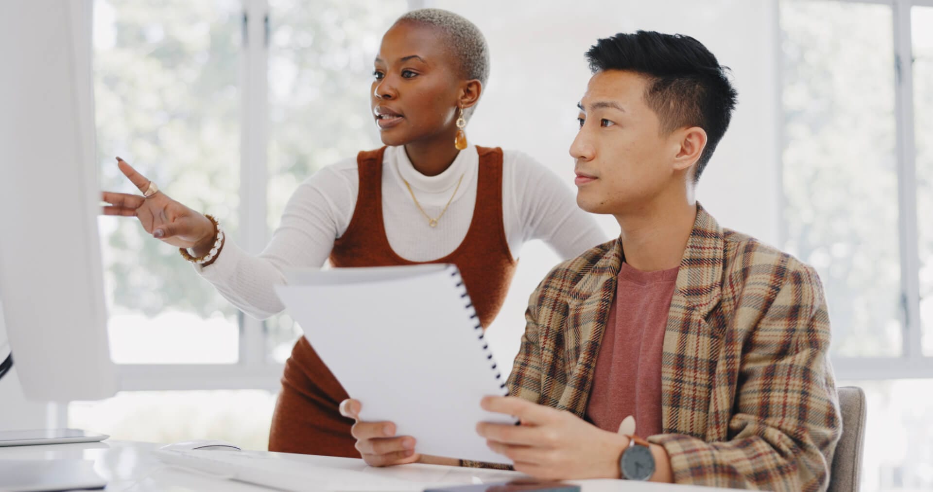 Eine Frau im Tandem-Mentoring mit ihrem Kollegen am Arbeitsplatz