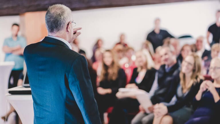 Ein proCEO Partner und Dozent unterrichtet eine Klasse im Konferenzraum.