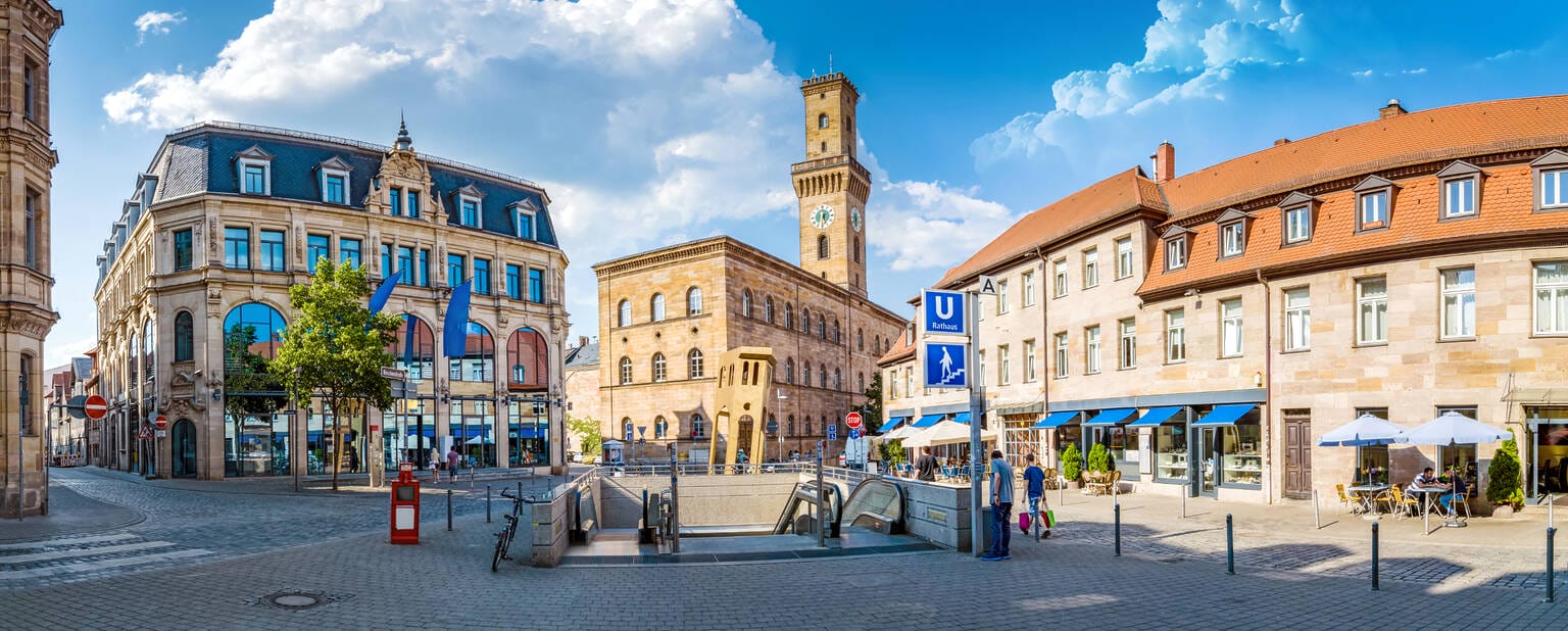 Blick auf die Innenstadt, U-Bahn-Station Rathaus und das Rathaus in Fürth. Fürth ist einer der drei proCEO Standorte.